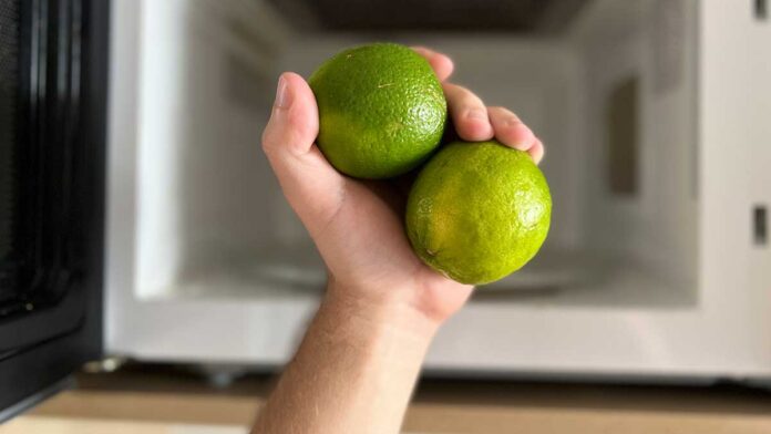 Como Remover o Cheiro Desagradável do Micro-Ondas com Limões