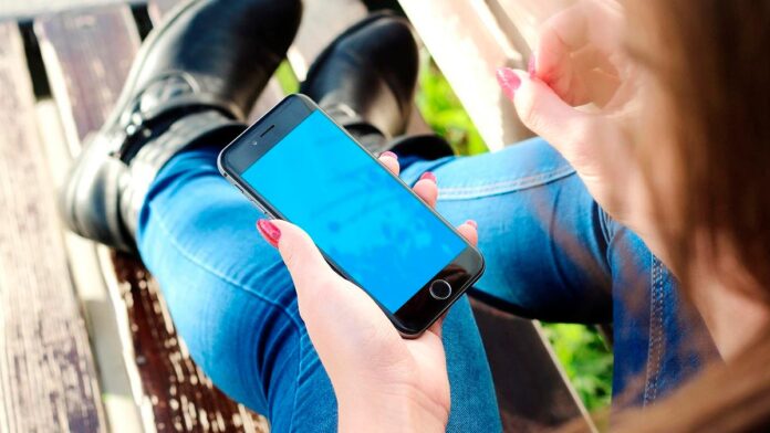 Mulher Segurando um iPhone