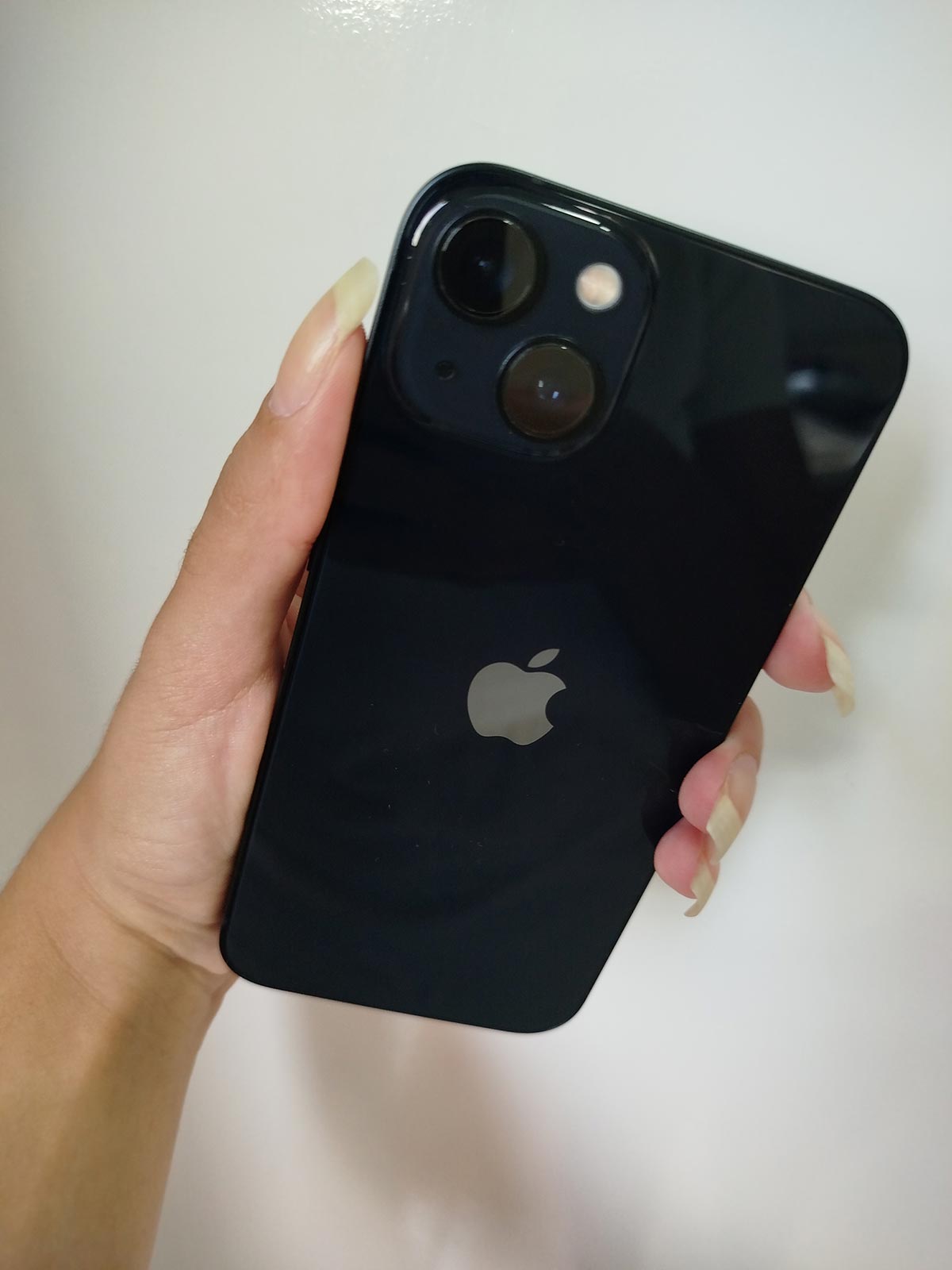 iPhone 13 nas Mãos de Uma Mulher