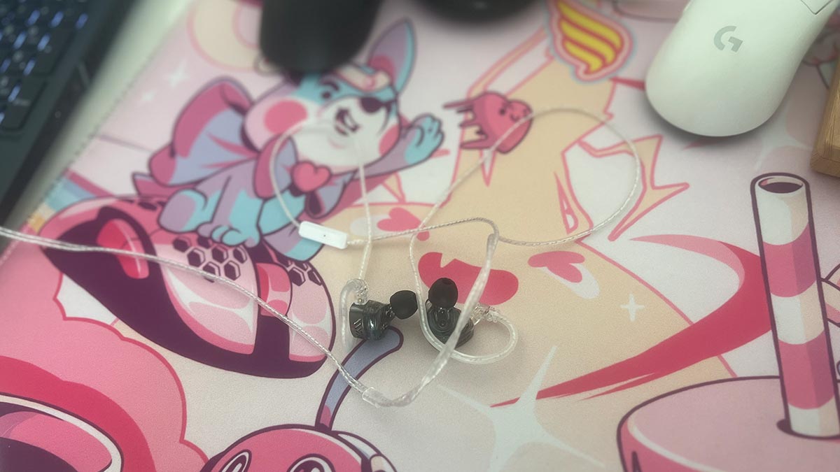 Fones de Ouvido KZ PRX em Cima de um Mousepad